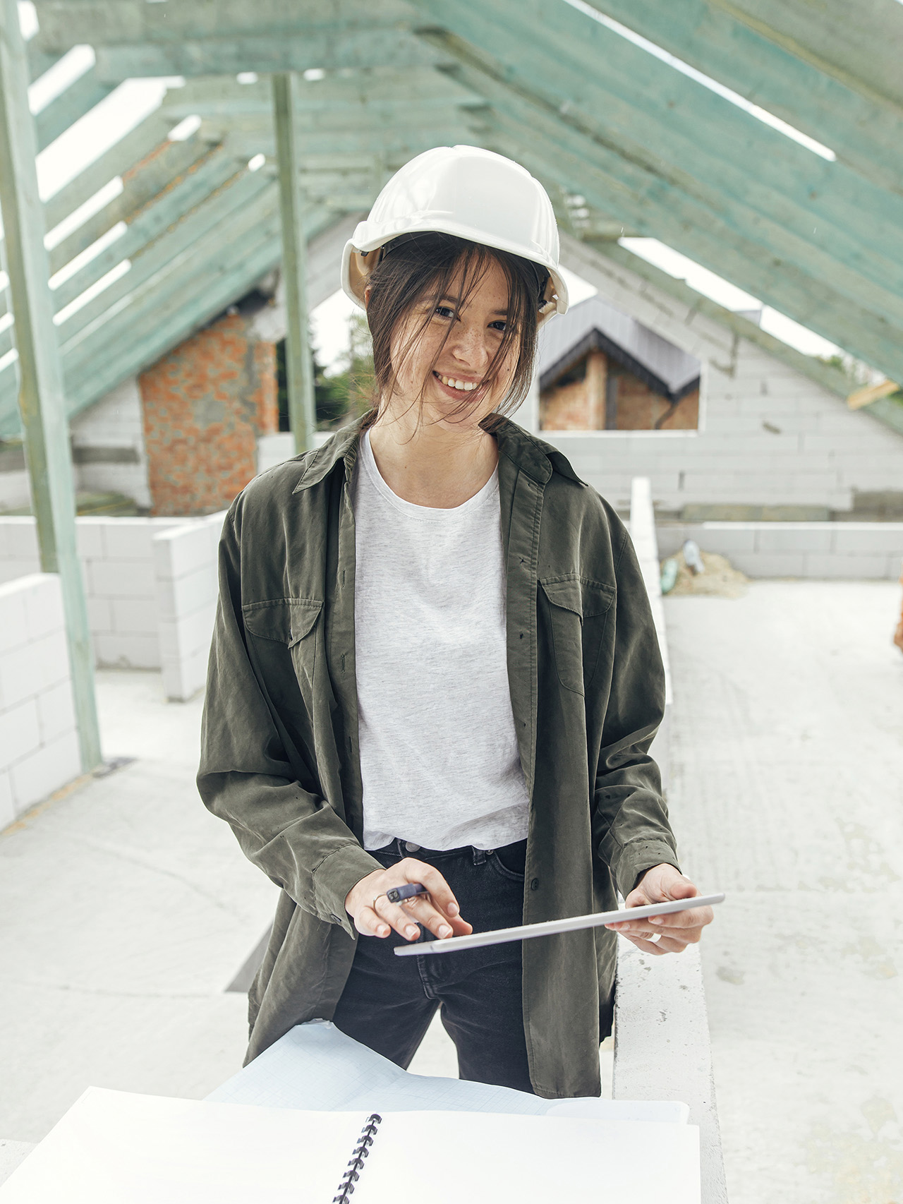 Arquitecto certificado inspeccionando vivienda Domux Pro